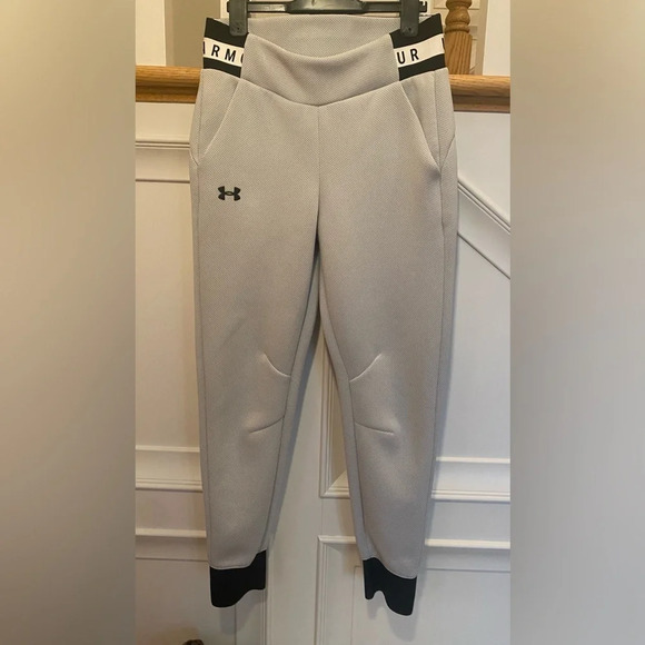 Under Armor women’s UA move core pants.‎ Size xs. All over pin dot pattern. EUC - Picture 2 of 5